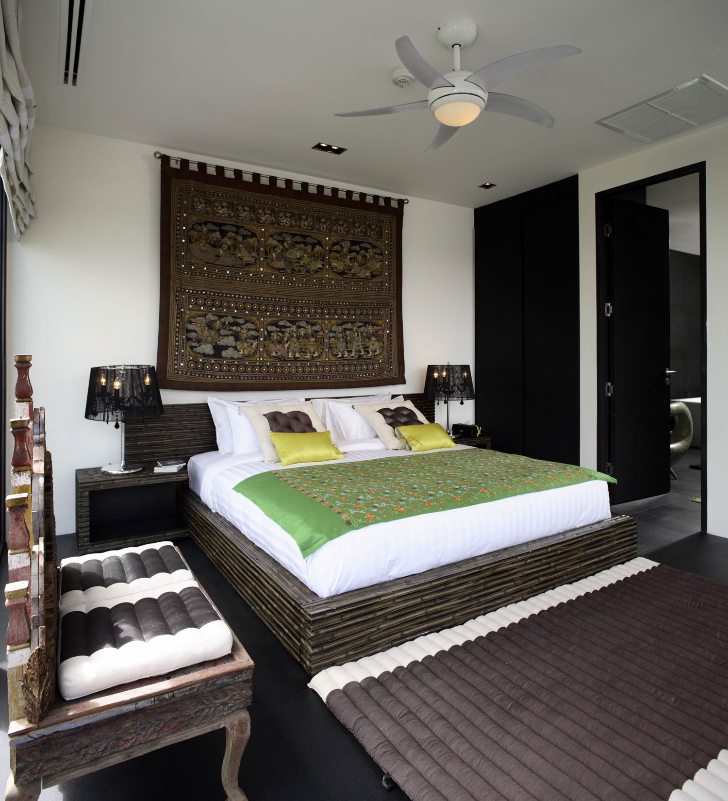 Тайцы квартиры. Спальня в тайском стиле. Спальня в азиатском стиле. Тайский стиль в интерьере. Интерьер в современном тайском стиле.