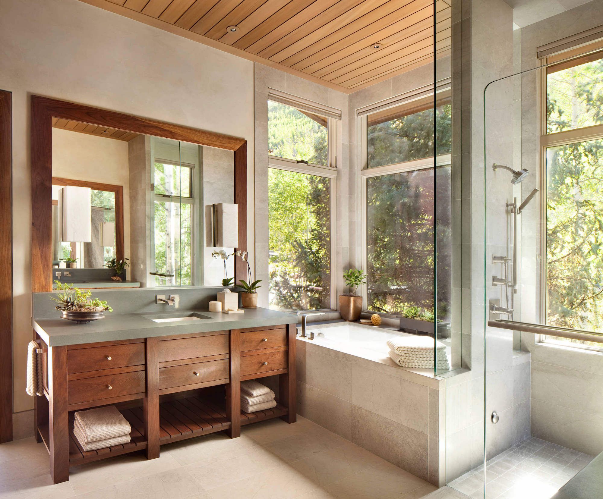 Ванна с большим окном. Ванная в деревенском стиле. Интерьер ванной с окном. Ванная с окном в частном доме. Дерево в интерьере ванной комнаты.