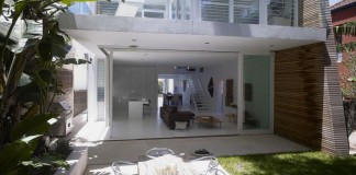 Tamarama Beach Family Home by Tony Owen Architects