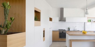 HaGat white apartment in Ramat Gan by Itai Palti