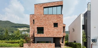 L House by aandd