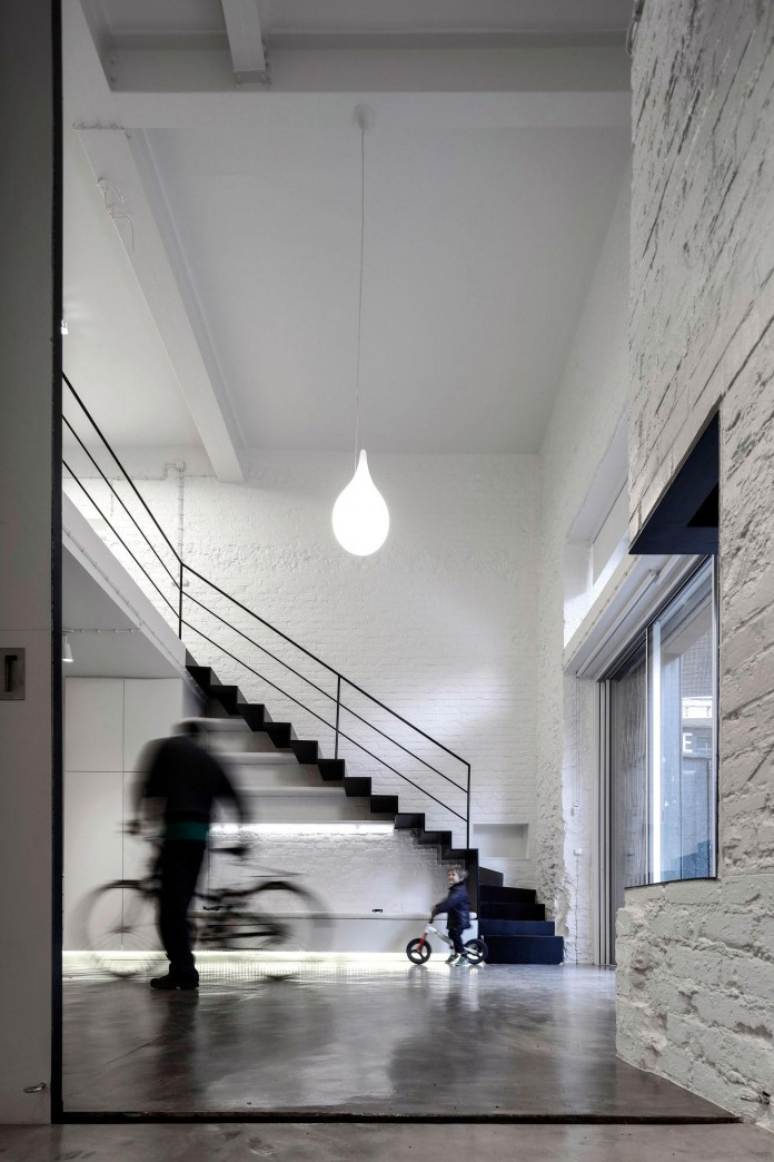 Minimalist-Black-and-White-Anjos-Loft-by-João-Tiago-Aguiar-03