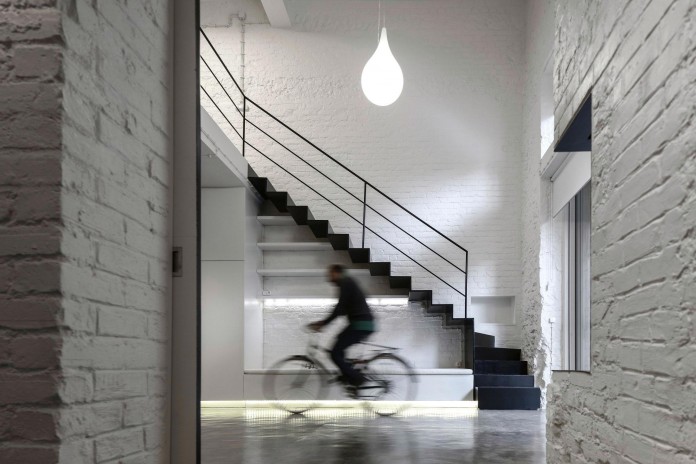 Minimalist-Black-and-White-Anjos-Loft-by-João-Tiago-Aguiar-04