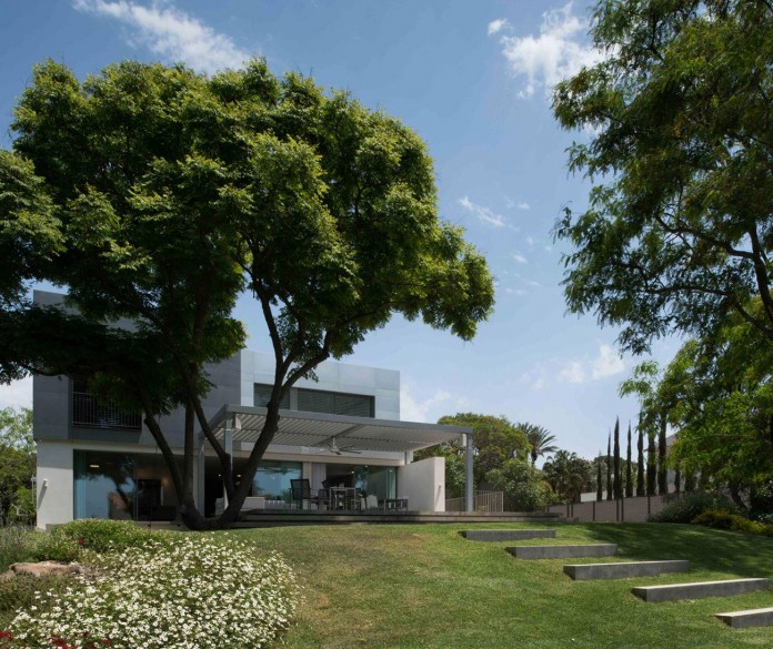 An-Aluminium-Vested-Home-by-Studio-de-Lange-01