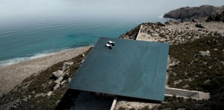 Rooftop 360 degree infinity pool of Mirage house by Kois Associated Architects