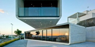 Singular, Crossed House in La Alcayna by Clavel Arquitectos