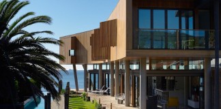 Low ecological impact of Austinmer Family Beach Home by Alexander Symes Architect