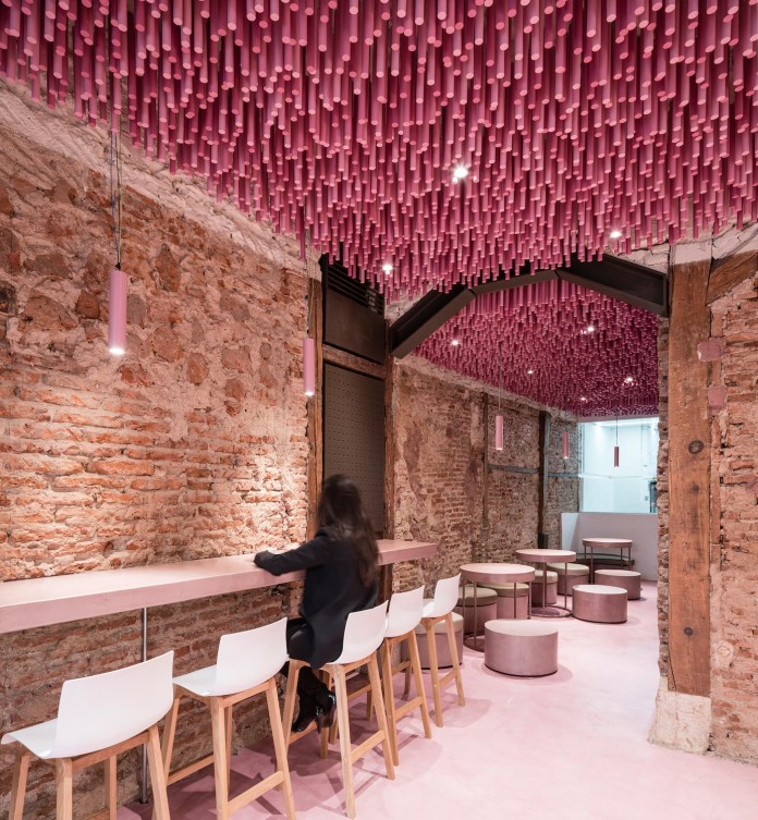 bakery-madrid-stunning-12000-pink-painted-wooden-sticks-ceiling-ideo-arquitectura-02