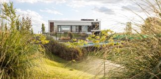 Casa Rampa surrounded by forests and incredible views to Limay River by Andrés Remy Arquitectos