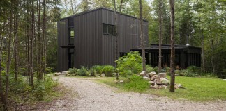 Nathalie Thibodeau Architecte design the La Cache Residence in the deep of the forrest