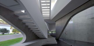 Elegant Villa Vortex featuring great curved concrete and glass walls by Paulo Flores + ggarchitects