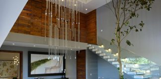 Modern Atrium House with large double-height space living room by RAMA Construcción y Arquitectura