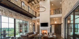 Contemporary Italian Farmhouse in Texas with a rustic style and steel elements designed by Vanguard Studio Inc.