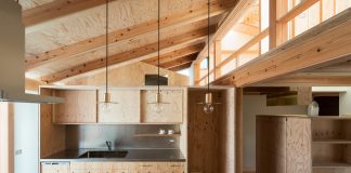 Wooden Fence House for four in a mini-development site by Hitotomori/Tomoko