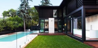 Coupée Croisée is the contemporary extension of a Ville Mont-Royal cottage, the enclosed garden-city of Montréal