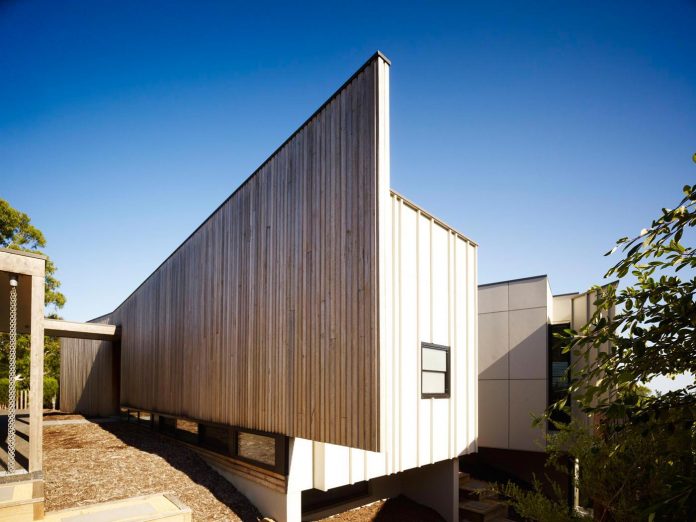 dwelling-4-bedrooms-features-central-courtyard-connecting-living-area-library-lounge-01
