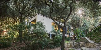 The House in the Woods: a simple orthogonal form of the house that fits perfectly into the oak forest