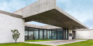 Concrete home flexible enough to adapt in the future allowing to modify its distribution and even adding new bedrooms