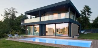 Complex geometry in a new two levels house, flood with natural light and open to the surrounding hills