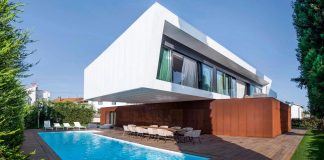 Holiday retreat home, the idea of a simple stroke, a swing of form that can enrich a functional and aesthetic vision