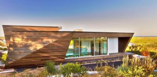 Beach house only a few steps away from a masterwork of 20th century architecture