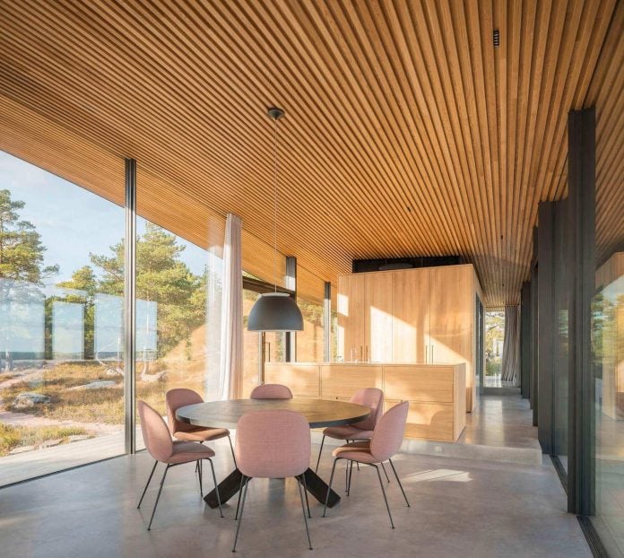 glass pavilion by Anttinen Oiva Architects
