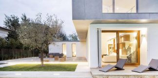 Contemporary summer villa in Forte dei Marmi by Fabbricanove Architetti
