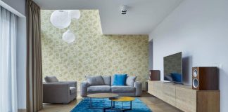 Blue as a sky and yellow as a sun, these colors vary in the apartment in all their range