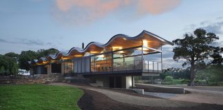 Lauriston House by Seeley Architects: a floating sinuous roof placed on a contemporary glass house
