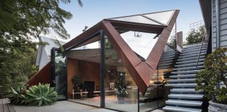 Extension to an existing heritage house that keeps a harmonious warmth between the old and the new