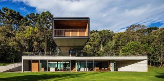 House in Mantiqueira surrounded by woods, placed in an existing glade, gently sloping and facing a stream