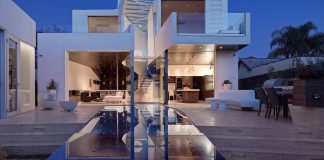 Los Angeles residence has a huge double-story lens-like curvilinear void runs along the East-West axis