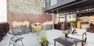Tectonic office with an open workspace while simultaneously providing space for entertainment