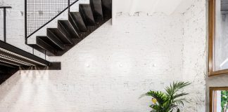 Apartment in Barcelona by RÄS studio architects that emphasizes the traditional architecture