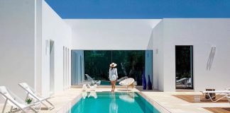 Casa Pinto is a totally white country house characterized by basic volume shapes, surrounded by the olive trees