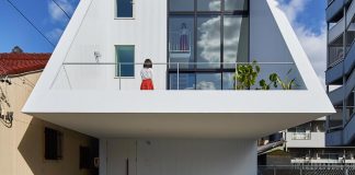Front side walls at terrace cut the views from neighbors and maximize the sunlight in the interior