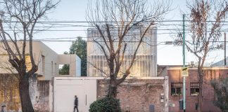 The Holmberg house features a perimetral integral skin through which circulates hot and cold water transforming it into a large radiator type of home