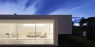 The reinterpretation of a last century villa from which the owners can see the sea and feel the breeze