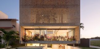 KS house project brings a spatial richness with the varying ceiling heights, large air volumes, and an improved ambient comfort
