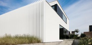 Seaside residence that offers unexpected views from its rooftop terrace