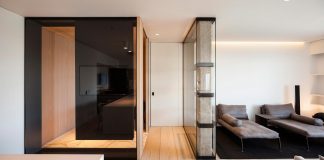 Apartment located on the top floor of a classic building with a significant open plan kitchen and a living room finished in bronze