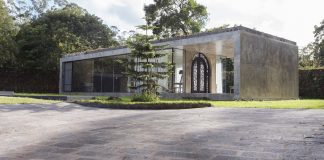 The building of a floating concrete box where the concrete frame does not touch the ground