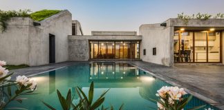 Design which creates an enigmatic feel by camouflaging the building with the background and offers a matchless view of the horizon