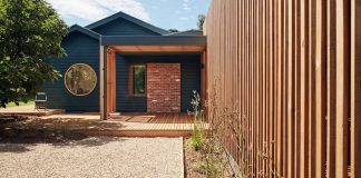 Extension to an existing timber farmhouse on the Mornington Peninsula to enhance the access to external views