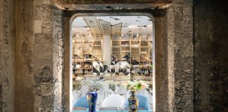 Higher eating experience in a place centered on the creation of a mysterious atmosphere