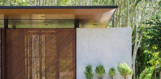 Home surrounded by a peaceful rubber plantation using wood finishing to express its sense of nature and to create a cozy atmosphere