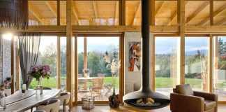 House which enables the light come trough the windows offering splendid view into the distance