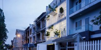 House located in an urban area with the facade using a system of aluminum screen with “balconies”