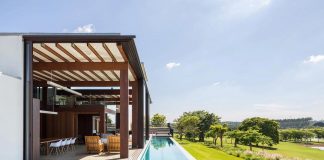 Architecture that overtakes the traditional concepts by the interaction between indoor and outdoor thanks to the pool set up