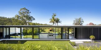 Minimalist single-story house located in Noosa, Australia by Sarah Waller Architecture